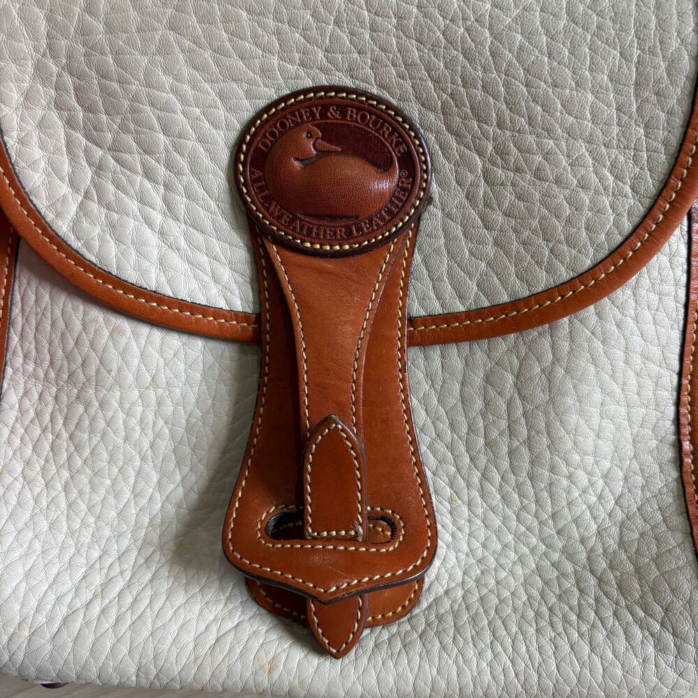 Vintage Dooney & Bourke All Weather Leather Essex Pebbled Cream Crossbody Purse - Picture 3 of 8